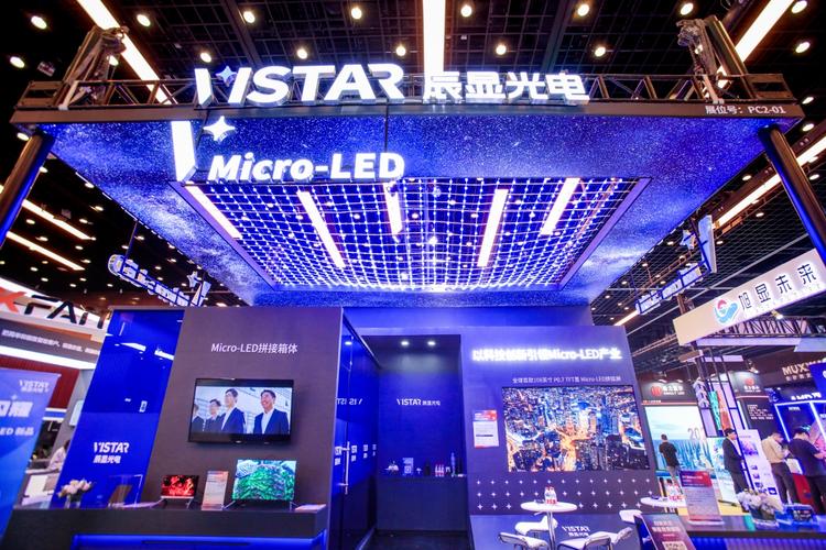 成都辰显光电在infocommchina2024展会上展示了全球首款108英